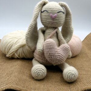 Poupée lapin avec cœur en baby alpaga