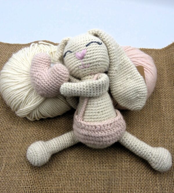 Poupée lapin avec cœur en baby alpaga – Image 6
